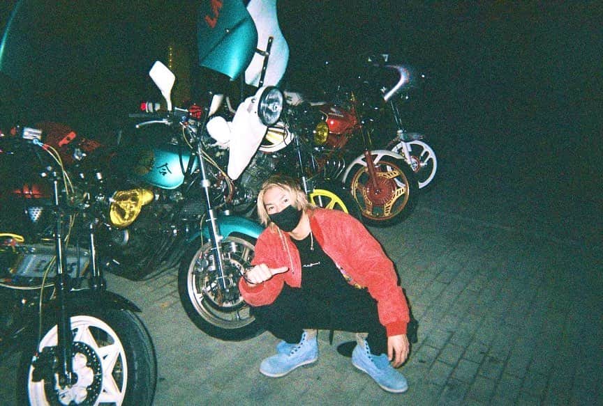 ジョーブログのインスタグラム：「この頃はヤンチャしてツッパってたなあ〜  まあ冗談やけど、どうこれ似合う？🤣　#ヤバい撮影してきたわ　#起きてる人らはなんかしらコメントして　#レディゴー」