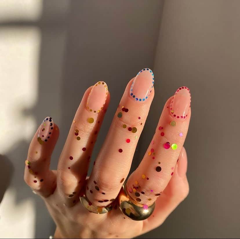 Blonde Saladさんのインスタグラム写真 - (Blonde SaladInstagram)「Festive Season Ready🪅 #theblondesalad #nailsinspiration #manicure @nailsbyheathere」12月2日 1時01分 - theblondesalad