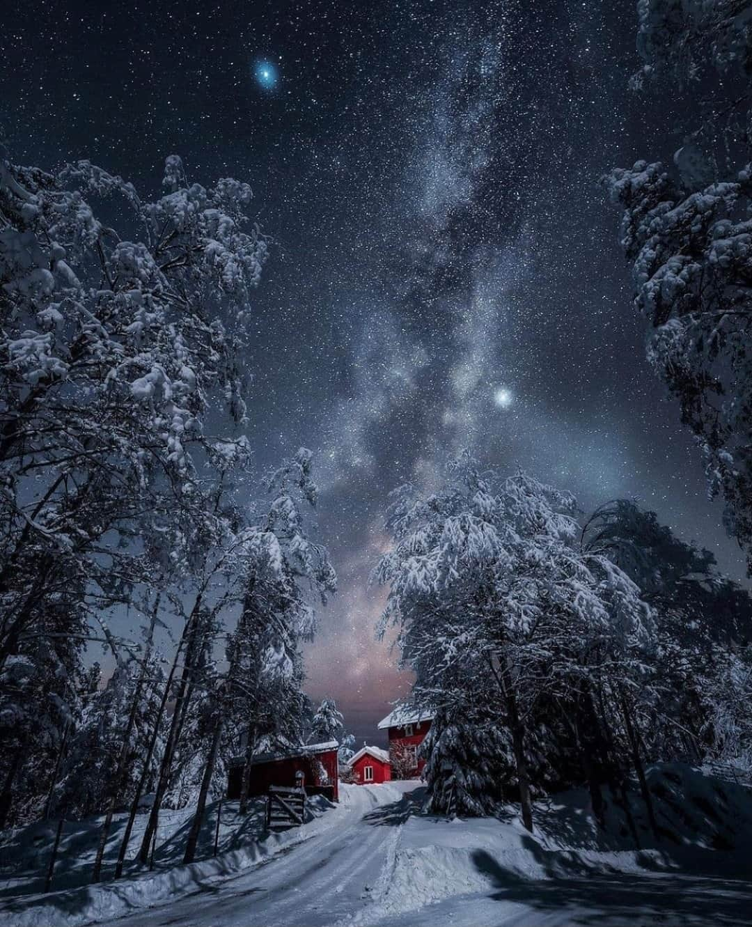 Earth Picsさんのインスタグラム写真 - (Earth PicsInstagram)「Winter nights in Norway. ❄️ Happy December everyone! ⛄️✨ Photo by @itseriksen」12月2日 1時03分 - earthpix