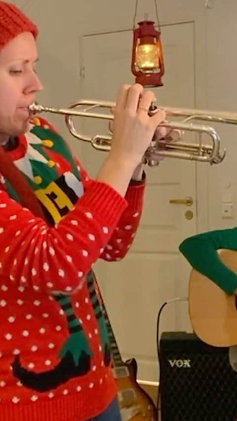 ティーネ・ティング・ヘルセットのインスタグラム：「Today is the 1st of December! And this is the first video in my Advent Calendar! 🎁 A couple of weeks ago, Jarle and Gunnar joined me to record 24 songs in 1 day....! Hopefully this will bring some extra holiday spirit every day until Christmas 🙂 We had such a fun time making these videos!  The first song is none other than Silent Night. Enjoy! 🎄   @gunnarflagstad @earlbigloop #adventcalendar #christmas」