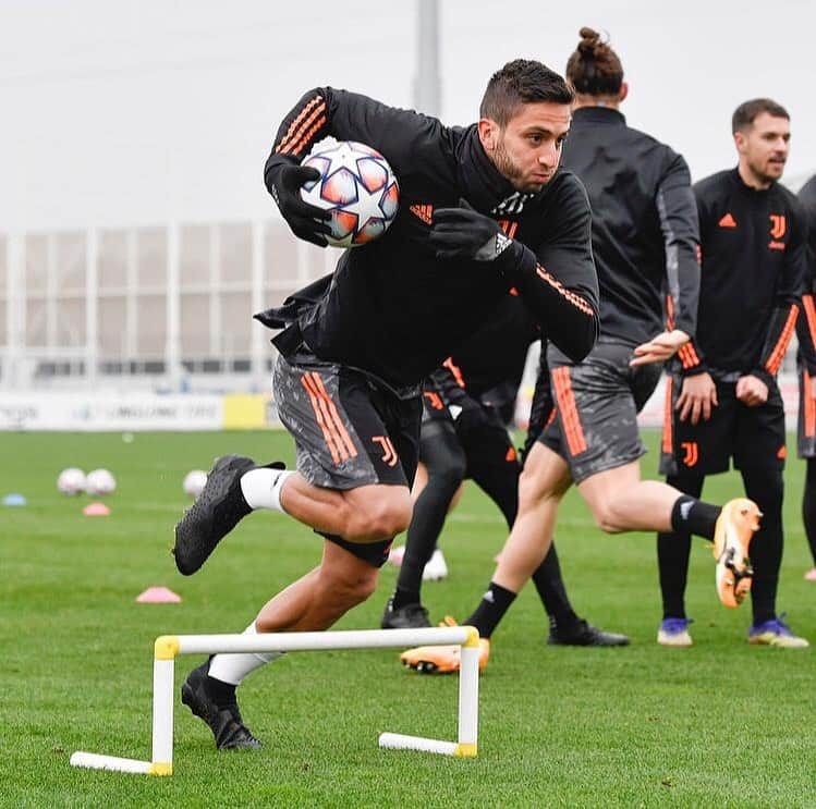 ロドリゴ・ベンタンクールさんのインスタグラム写真 - (ロドリゴ・ベンタンクールInstagram)「Hard work and focus 👊🏼⚽️ #training 🔜 #UCL @juventus」12月2日 1時10分 - rodrigo_bentancur