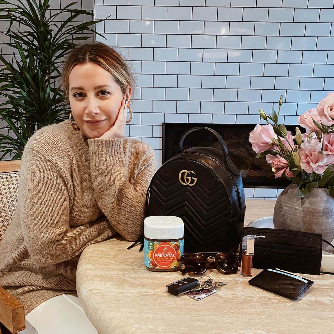 アシュレイ・ティスデイルのインスタグラム：「Dont leave home without my @ollynutrition prenatal multi vitamin. It taste so yummy and is filled with everything I need to keep baby and me healthy! #ollyambassador」