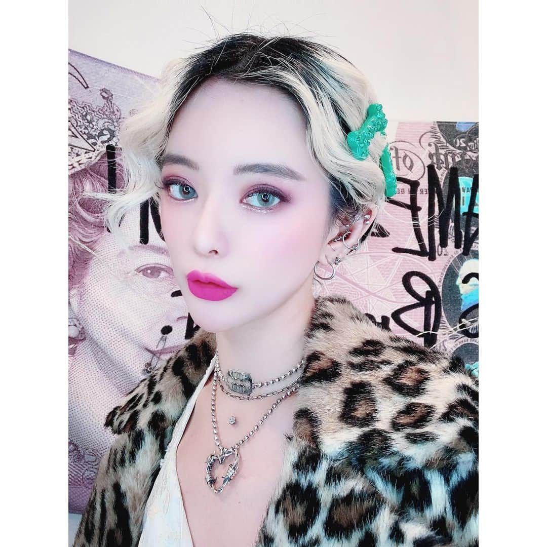 北出菜奈さんのインスタグラム写真 - (北出菜奈Instagram)「-﻿ -﻿ Today's makeup🧷  @aliceblack_norimi の新作の展示会へ💍  新作のハートに有刺鉄線のリングと、ハート有刺鉄線ネックレスをお迎え🖤 三連づけ可愛くて他のネックレスも悩み中...  メイクはパープルが最近すきです✡️  #メイク #makeup #コスメ #make #beauty #hair #ヘアメイク #cosmetics #ヘアアレンジ #ファッション #ヘアスタイル #fashion #アイメイク #ヘア #メイクアップ #リップ #hairarrange #girl #selfie」12月2日 1時13分 - nana_kitade