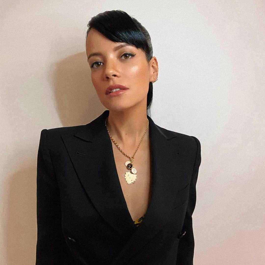 リリー・アレンさんのインスタグラム写真 - (リリー・アレンInstagram)「Bizznizz 📸 @jakegallagherhair」12月2日 1時18分 - lilyallen