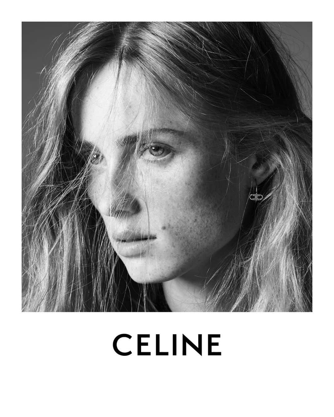 Celineさんのインスタグラム写真 - (CelineInstagram)「CELINE JOAILLERIE CELINE SPRING 21 CELINE MAILLON TRIOMPHE HOOPS IN BRASS GOLD  COLLECTION AVAILABLE IN STORE AND AT CELINE.COM   RIANNE PHOTOGRAPHED BY @HEDISLIMANE IN SAINT-TROPEZ IN JUNE 2020   #CELINEBYHEDISLIMANE」12月2日 1時23分 - celine