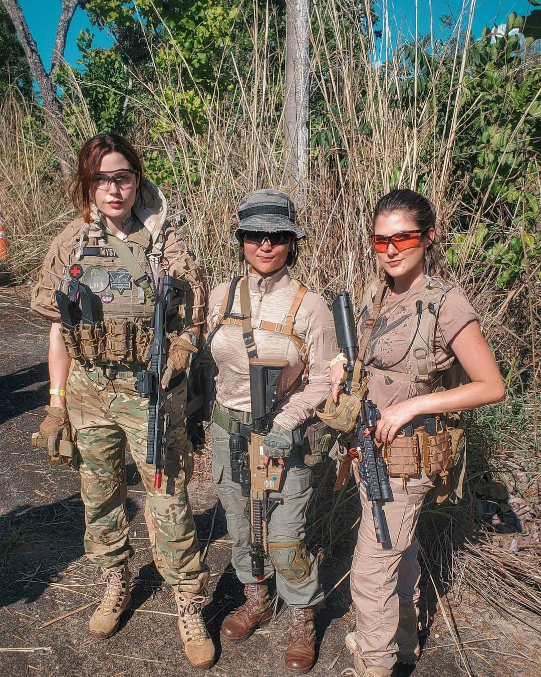 Anna Vargasのインスタグラム：「O que me mais me motiva a viajar pra longe pra participar de eventos de airsoft é chance de reencontrar amigos. Claro que a expectativa do jogo em si empolga muito... Novas experiências, enredos bem construídos, lugares inusitados... Mas o fator comunidade é muito poderoso no nosso esporte. Se os amigos vão, a gente quer estar lá também! Curtir junto a farra, o game, fazer parte da história que todo mundo volta pra casa contando. Daí a gente vai e sempre acaba fazendo novos amigos... E o círculo social vai aumentando e isso se torna um círculo vicioso.😅 Nem todo evento merece só elogios... É um esforço e um investimento gigante pra maioria dos jogadores participar de uma operação de airsoft longe de casa. Mas, independente da qualidade dos eventos que já participei, até hoje nunca me arrependi de ter ido. Sempre voltei com a bagagem cheia de aprendizado, histórias, lembranças, amigos e patches.😏 A todos que encontrei na Operação Cascavel 5, seja pra uma foto, pra uma conversa ou em algum momento do jogo, foi um prazer e uma honra estar com vocês. 👊🏻🖤 . Parceiros: EQUIPAMENTOS TÁTICOS: @511tacticalbrasil . MUNIÇÃO: @spartanairsoftmunition . TREINAMENTOS TÁTICOS: @fhtreinamentosespeciais . MIRAS: @mundomira . PATCHES BORDADOS: @1ciadistintivosoficial . SITES: @sitevipinternet . CAMISETAS: @teamsix.brasil . #airsoft #airsoftbrasil #milsim #airsoftgirl #tactical #tacticool #military #airsoftcommunity #girlsandguns #airsoftcommunity #cascavel5 #operacaocascavel」