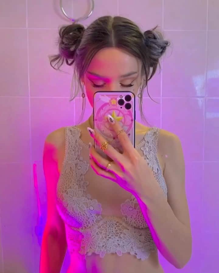 Maria Wayのインスタグラム：「Для меня декабрь — самое магическое время с детства. Время чудес и подарков🔮   У #sephoracollection в этом году вышла яркая новогодняя коллекция! Я постаралась показать её всю, но там есть ещё много классных штучек по приятным ценам. Так что ищите только в магазинах и интернет-магазине SEPHORA 👈🏻  #sephorarussia #сефора @sephora_russia」