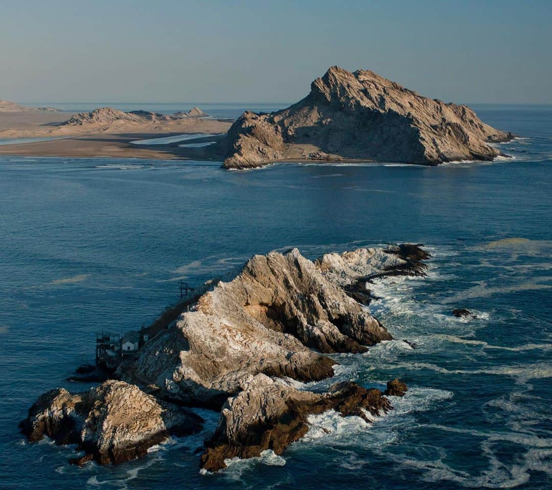 Thomas Peschakのインスタグラム：「I lived in some spectacular and unique places while on assignment for @natgeo but this house (see pic 2) perched on the edge of Mercury Island was one of the most memorable. Situated in the Atlantic Ocean off the Namib desert, Mercury is Namibia’s most pristine seabird island. On calm days the soundtrack was African penguins  braying donkey like or Cape gannets calling in shrill chorus. In stormy weather the island (which is partly hallow) rumbled and thundered beneath my feet.」