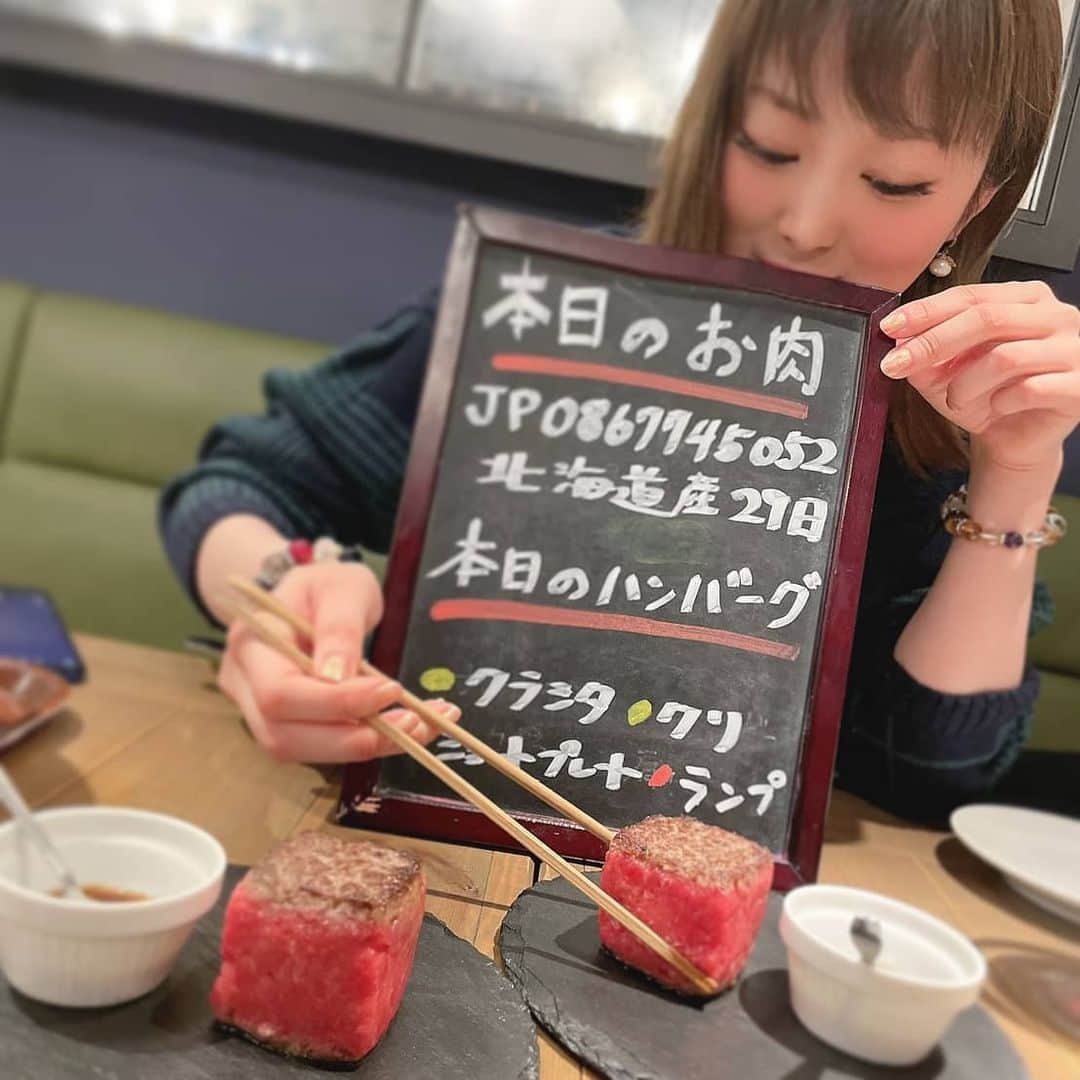 松浦麻里奈のインスタグラム：「極レアで仕上げたタルタルハンバーグを 溶岩プレートで自分で焼いて頂く🤗💓  ここにしかない『熟成和牛ステーキ グリルド エイジング・ビーフ 神田淡路町店』 @grilledagingbeef_awajicho  ムービー🎥2.3枚目  熟成和牛をお店でミンチにしてるみたい😍🌸 焼き加減はお好みで、レアでもいけるよ🌱  ハンバーグの量も決めれる！ 出来たてを自分で食べれるから、あっとゆーまに なくなって  卓上に塩コショウ、ワサビ、岩塩あり オリジナルのステーキソースもついてて、 色んな味を楽しめた😍🌸  お肉の旨味が溢れ出た旨味汁で 最後はゴハンを合わせて食べるのも出来るよ〜🤗💓  お肉の旨味たっぷり、 お一人様LUNCHでもdinnerでも、フラット入れるお店でした🙆✨  ここは一頭買いしてるから、数々の部位 希少部位まで15種類以上をステーキで楽しめるし その日によって黒毛和牛を仕入れてるから ガッツリお肉食べたいってときにもいいかも〜(っ˘з(˘⌣˘ )  骨付きの大きな部位を約40日間じっくり寝かせる。 もう、コンセプトが美味く感じるわ🤔👍 お店の前に、ズラリとお肉のショーケースが！！  全国最大規模の食肉市場、芝浦市場にて厳選してるみたいね🤤✨  お店の方が焼いてくれてる途中で お肉について色々話してくれたわ♡(ӦｖӦ｡)  そして、丁寧、尚かつ高級店にいるかのような接客。 お味も、対応も素晴らしいかった！！  #熟成和牛ステーキグリルドエイジングビーフ神田淡路町店 #熟成肉　#タルタルハンバーグ#ハンバーグ#お肉 #神田グルメ #淡路町グルメ #黒毛和牛 #ステーキ #焼肉 #1頭買い #LUNCHTime #dinnertime #東京グルメ #鉄板焼き #鉄板 #レアハンバーグ #レアハンバーグステーキ #自分で焼く#自分で焼く #チャーハン#カルパッチョ #サラダ #食肉 #芝浦 #東京グルメ #夜ご飯 #神田ランチ　#pr」