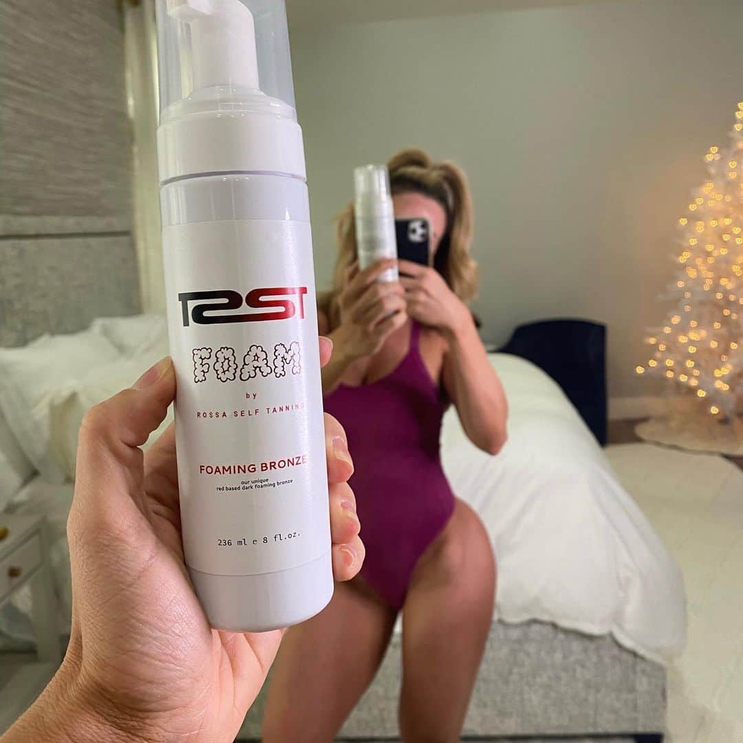 Paige Hathawayさんのインスタグラム写真 - (Paige HathawayInstagram)「What’s everyone doing today!?  Ok.. so because of all the DMs, comments and requests I recieved about the @rossaselftanning sale that ended yesterday, I asked them to extend the sale one more day!  You can thank me later... 😉  Use code 👉🏼 PHFIT and you’ll receive 15% discount on all tanners on the website which are already marked down 15% for a TOTAL DISCOUNT of 30% 😁 go to @rossaselftanning click link in bio and start shopping everything from the new Foam tanner to the very popular Tropical Bronze .. just remember to use my code 👉🏼 PHFIT (OFFER IS TODAY ONLY) 😘」12月2日 1時37分 - paigehathaway