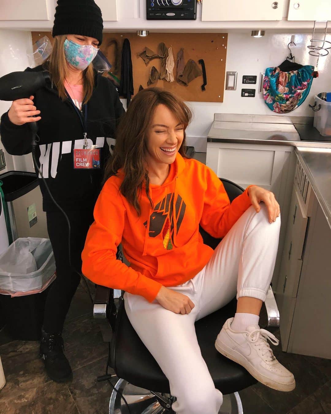 のインスタグラム：「Beth is that you? Guess you’ll have to watch season 2 to find out ;) And shoutout to my dear friend @leginknits for making me this amazing sweatshirt with custom crochet. It’s fire 🧡🦁 (photo cred @nathanowens_ )」