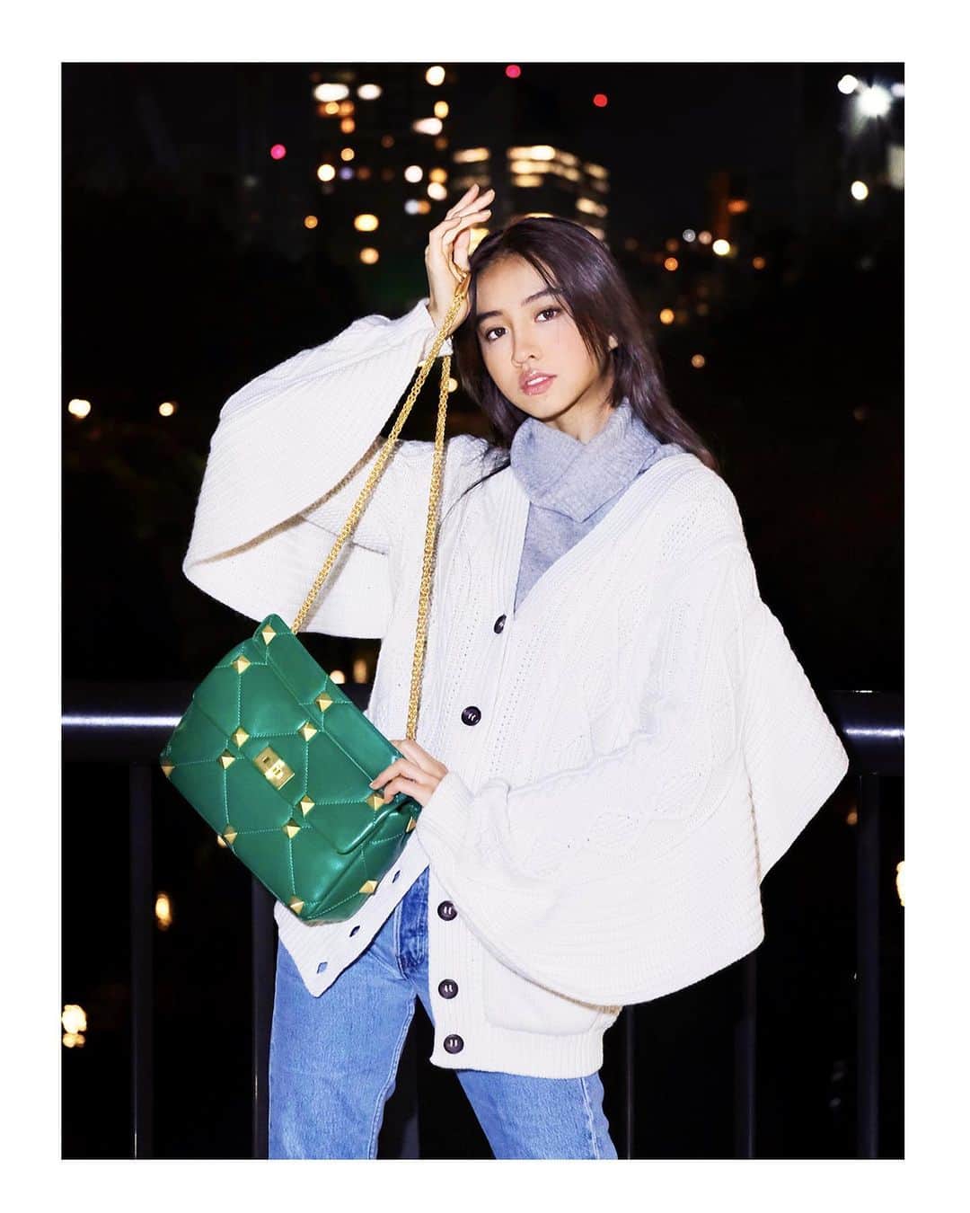 Valentinoさんのインスタグラム写真 - (ValentinoInstagram)「Distinctive codes, magnified. @koki carries the new Valentino Garavani #RomanStud bag in green. Shop the bag, along with a selection of looks from #ValentinoDiary, at the link in bio.」12月2日 1時42分 - maisonvalentino