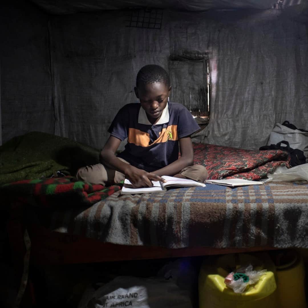 unicefさんのインスタグラム写真 - (unicefInstagram)「Rafael, 11, is doing his best to study at home in Kenya, but he cannot participate in online learning as he doesn't have access to the internet or a computer.  Together with partners, UNICEF is working to address the learning crisis and transform education. Every child deserves equal access to quality digital learning and opportunities online.  © UNICEF/UNI362245/Everett」12月2日 1時45分 - unicef