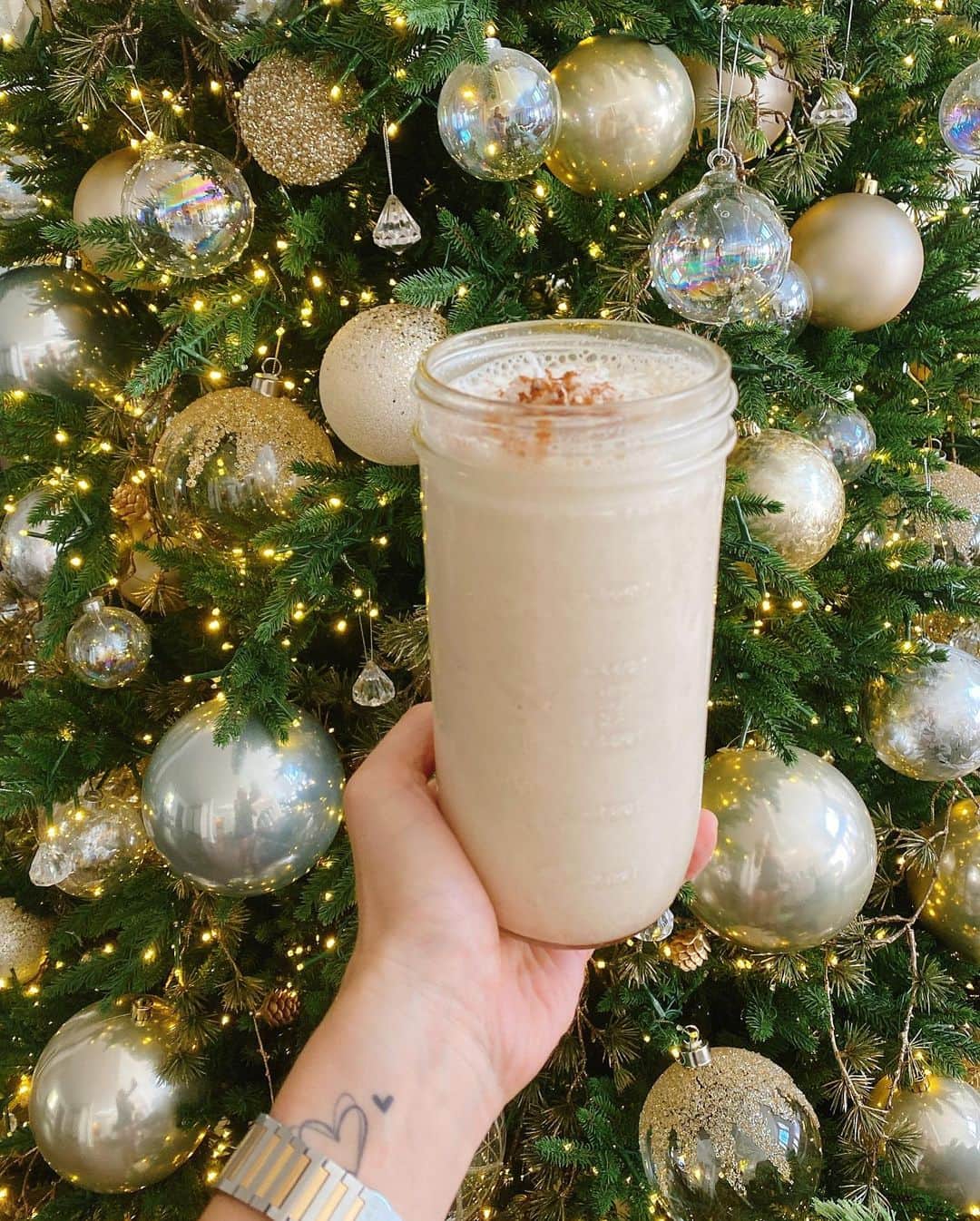 Sascha Barbozaのインスタグラム：「Cocada Light! Es una de mis formas preferidas de tomar mi proteína, y si de por si mis suplementos no me desamparan ni de noche ni de día, en esta temporada en particular soy fiel a ellos porque me ayudan a mantenerme con mayor facilidad! 😜🙌🏼💁🏼‍♀️ no solo porque tienen beneficios a nivel de composición corporal sino porque son deliciosos y me ayudan a controlar el apetito y las ganas de comer dulce. Si te gusta la cocada o lo que sea de coco, esta receta es para ti.  Ingredientes. 1 scoop de mi proteína de coco. 1 taza de leche de coco.  1 cucharadita de canela. 1 cucharadita de mantequilla de almendra (opcional).  Hielo al gusto. 1 cucharada de coco rayado.   Lucúa bien la leche con la proteína, canela, mantequilla y hielo, una vez listo, agrega en un vaso y encima coloca un poquito de canela y el coco rayado. . Este batido de proteína te ayuda con la masa muscular, a controlar apetito, es un aliado cuando buscas mantenerte y perder grasa.」