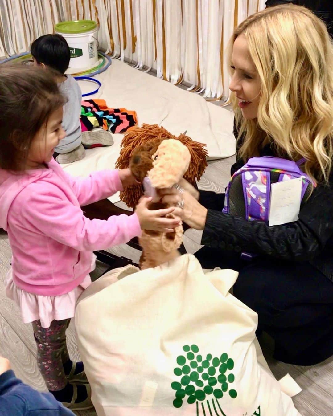 レイチェル・ゾーのインスタグラム：「As a mother and @baby2baby Board Member, I am beyond proud of the tireless work this organization is doing to provide over 50 million essential items to vulnerable children across the country impacted by COVID-19 this year. PLEASE Please join me in supporting #Baby2Baby this #GivingTuesday in any way you can. Thank you to our longtime friends at @paulmitchell who will be matching donations today up to $100,000! Link in my bio to help! We must help our children when they need us most. XoRZ 💚🙏🏼」