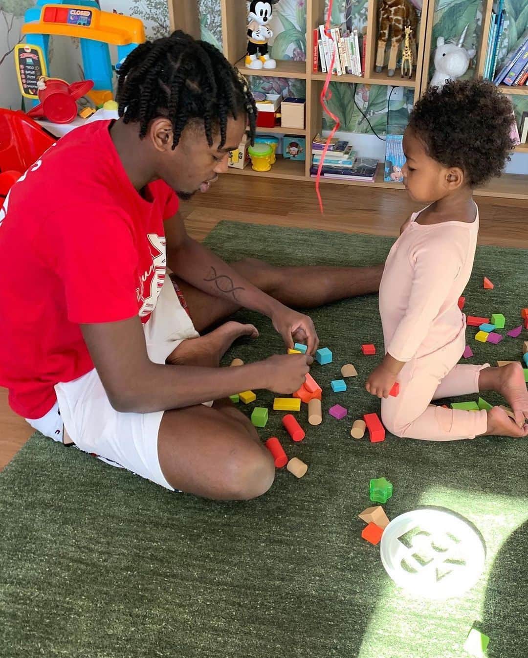E! Onlineさんのインスタグラム写真 - (E! OnlineInstagram)「When we say 'best' you say 'friends.' Best: FRIENDS. 🗣️ Kaavia and her big brother Zaire have our hearts melting right now. 🥺 (📷: @zaire )」12月2日 1時47分 - enews