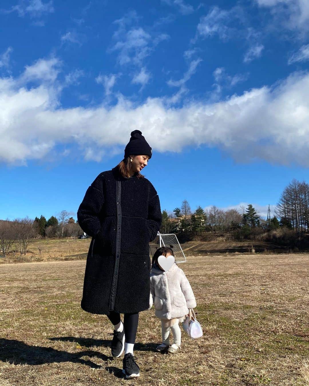 片山麻紀子のインスタグラム：「. 軽井沢は空気がつめた〜くて﻿ ニット帽が大活躍でした🤠﻿ ﻿ ゲレンデで買ったGIROって﻿ 書いてあるやつ。笑﻿ ﻿ 人間って頭と耳を隠すとこんなにあったかいんだね ﻿ ほーんと黒ばっかりでつまんない私って！﻿ って思いながらまた全身真っ黒❤︎﻿ ﻿ ﻿  #hykeのコート #大すきなの﻿ #でも中メッシュなの﻿ #どうして穴開けた」