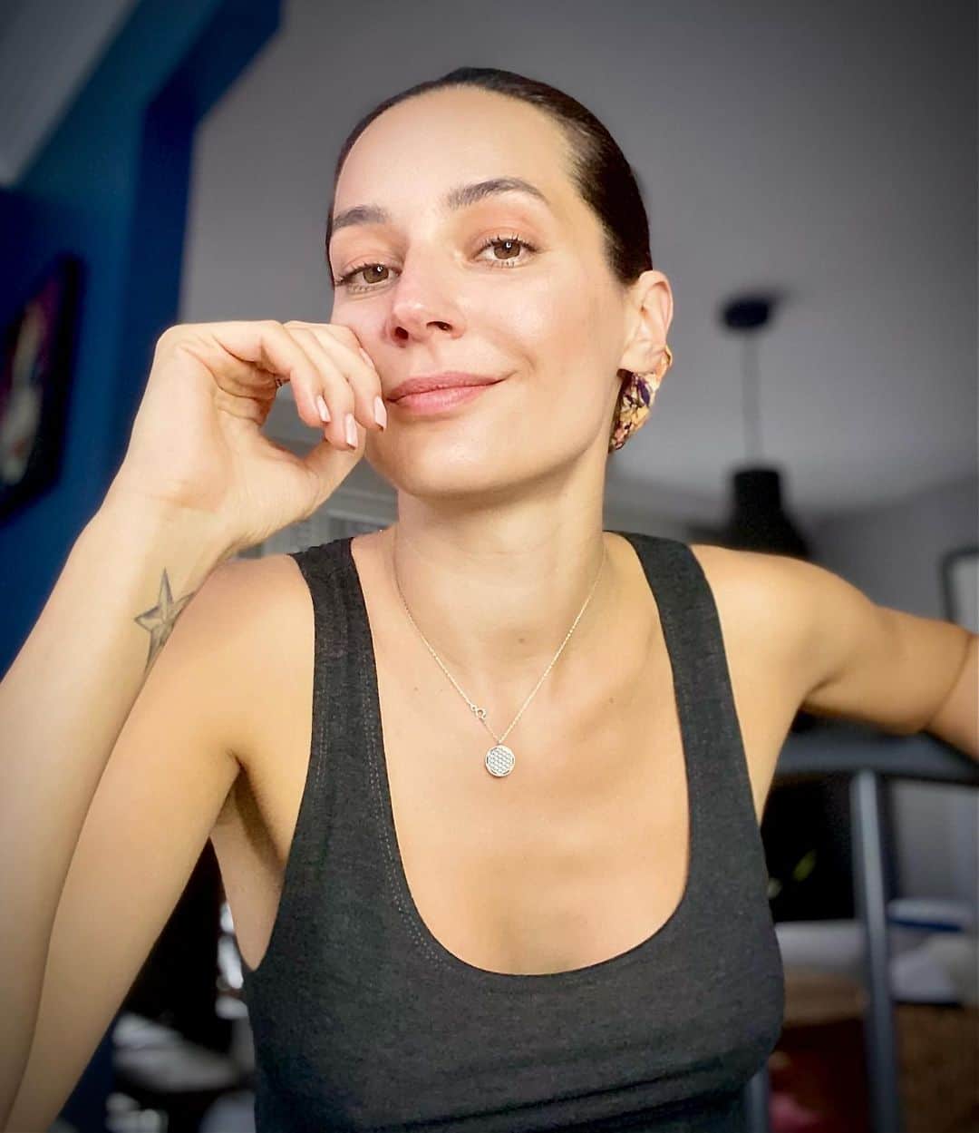 Sedef Avciのインスタグラム：「Dünün bugünden,bugünün yarından  ne farkı kaldı ki...🦠」
