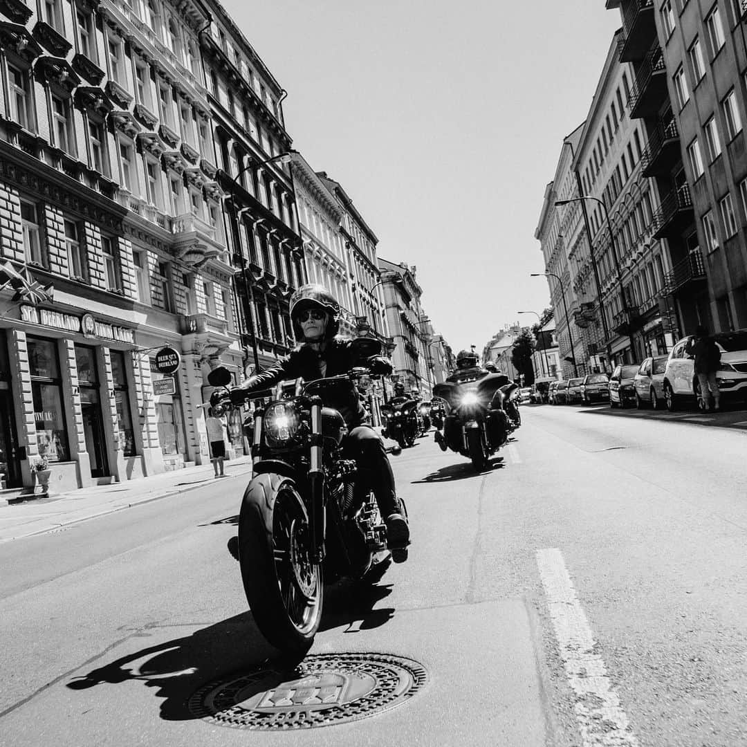 Harley-Davidson Japanさんのインスタグラム写真 - (Harley-Davidson JapanInstagram)「繋がりを携えて進め。#ハーレー #harley #ハーレーダビッドソン #harleydavidson #バイク #bike #オートバイ #motorcycle #ブレイクアウト #breakout #fxbrs #ソフテイル #softail #ライド #ride #パレード #parade #鼓動 #pulse #自由 #freedom」12月2日 1時53分 - harleydavidsonjapan