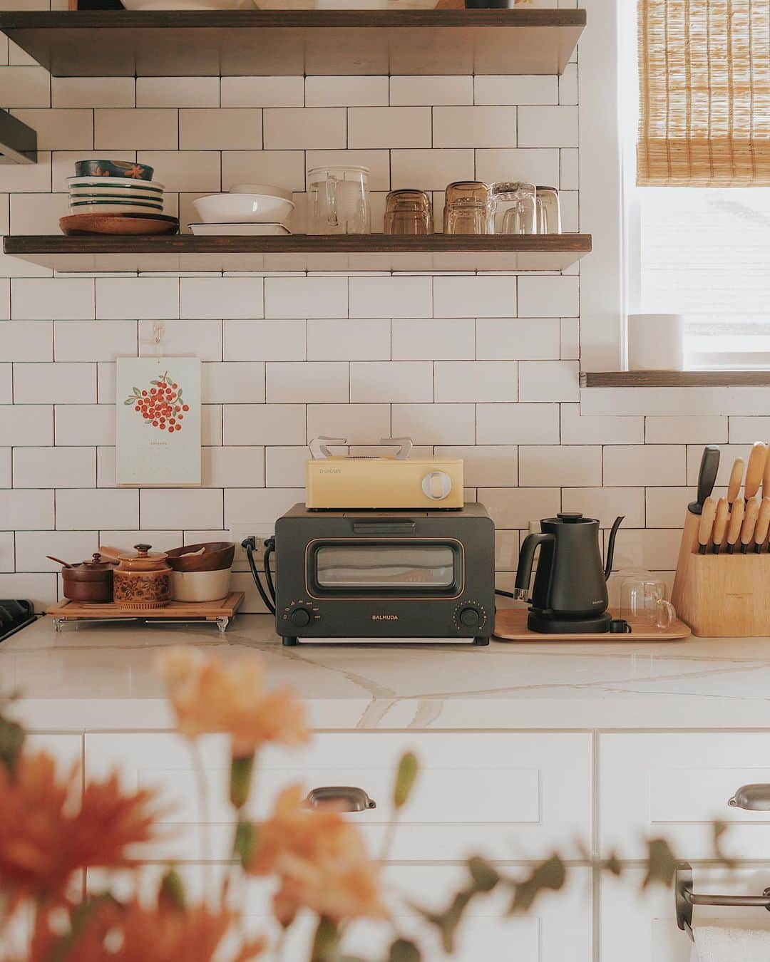 W E Y L I Eのインスタグラム：「Waking up to a clean kitchen > 🙌🏼 #DoesntHappenOften #CleaningNeverEnds 😂」