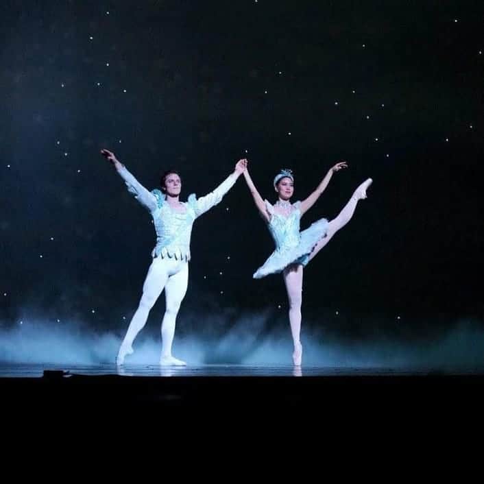 Lily Saito (齊藤莉理)のインスタグラム：「Happy December!!! ❄☃️🎄 EXCITING NEWS:  @nashvilleballet is broadcasting our Nutcracker on December 18th at 7PM Central Time on @newschannel5 locally! Mark your calendars!! 🤩🗓 |📸 @nscheuerr  W/ @brettlar5 🙌🏻 • #NashvilleBallet #Nutcracker #NewsChannel5 #Live #NutcrackerFilm」