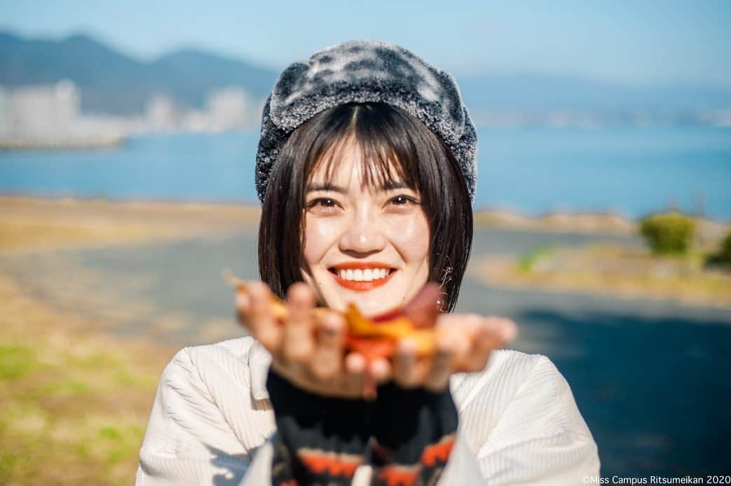 追田菜々花のインスタグラム：「幸せのおすそ分け🍁  _____________________________ ミスキャンパス立命館2020 🏆グランプリ投票🏆 ⚠︎あと5日で終了⚠︎  投票方法 スワイプ▶︎▶︎▶︎ 2枚目のQRコードから投票 ①スクリーンショットする ②LINEのQRコードリーコーダーで読み取る ③投票サイトに飛ぶ ④投票ボタンを押す ⑤投票完了画面が出たらOK  3枚目のQRコードからLINE友達追加 投票がより簡単にできます🌈  #ミスキャンパス #ミスキャンパス立命館 #立命館大学 #ミスコン #ミスコレ #ミスコンファイナリスト #ミスコン2020 #ミスコンテスト #投票 #ミスキャン #おいポチ #おいちゃんず #追田菜々花 #スポーツ健康科学部 #エントリーナンバー1#ショートカット #ショートヘア #ショートボブ #ショート女子#ボブヘアー #ボブヘアアレンジ #内巻きボブ #内巻きワンカール #黒髪 #黒髪ボブ #黒髪ショート #黒髪女子#女子大生 #女子大生コーデ #大学生コーデ」