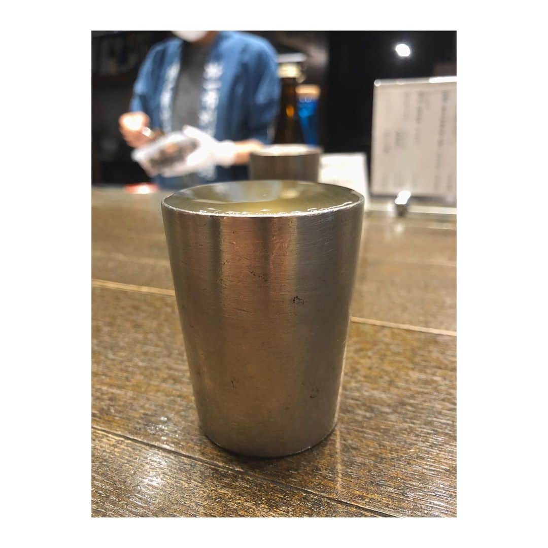森脇加奈子さんのインスタグラム写真 - (森脇加奈子Instagram)「🍶  最近日本酒がスキ！ 基本的には甘口派なんですけれど…  白金という日本酒は辛口だったけど美味しかった…あと入れ物がなんかかっこいいです…  なんとなく好きで飲んでるけど、ちゃんと飲むならもっと勉強しようと思ったのでした。  そして、見よ！この表面張力を〜〜〜！！！ お姉さん注ぐの上手だった。 #ひょっこりはん #あ… #古いかもしれない」12月2日 12時54分 - canaco316