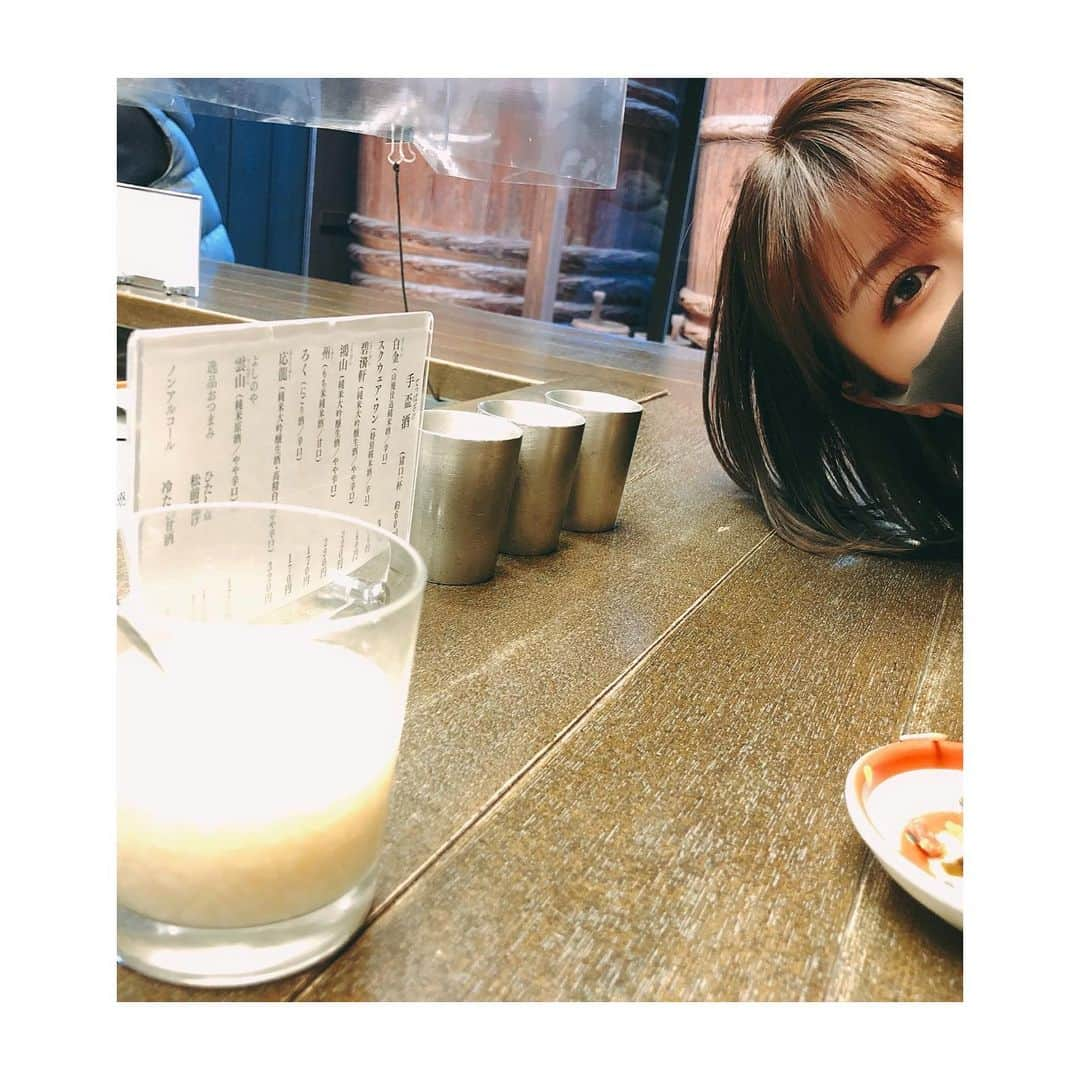 森脇加奈子さんのインスタグラム写真 - (森脇加奈子Instagram)「🍶  最近日本酒がスキ！ 基本的には甘口派なんですけれど…  白金という日本酒は辛口だったけど美味しかった…あと入れ物がなんかかっこいいです…  なんとなく好きで飲んでるけど、ちゃんと飲むならもっと勉強しようと思ったのでした。  そして、見よ！この表面張力を〜〜〜！！！ お姉さん注ぐの上手だった。 #ひょっこりはん #あ… #古いかもしれない」12月2日 12時54分 - canaco316