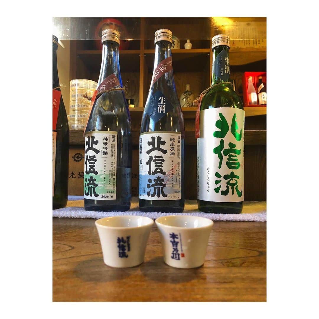 森脇加奈子のインスタグラム：「🍶  最近日本酒がスキ！ 基本的には甘口派なんですけれど…  白金という日本酒は辛口だったけど美味しかった…あと入れ物がなんかかっこいいです…  なんとなく好きで飲んでるけど、ちゃんと飲むならもっと勉強しようと思ったのでした。  そして、見よ！この表面張力を〜〜〜！！！ お姉さん注ぐの上手だった。 #ひょっこりはん #あ… #古いかもしれない」