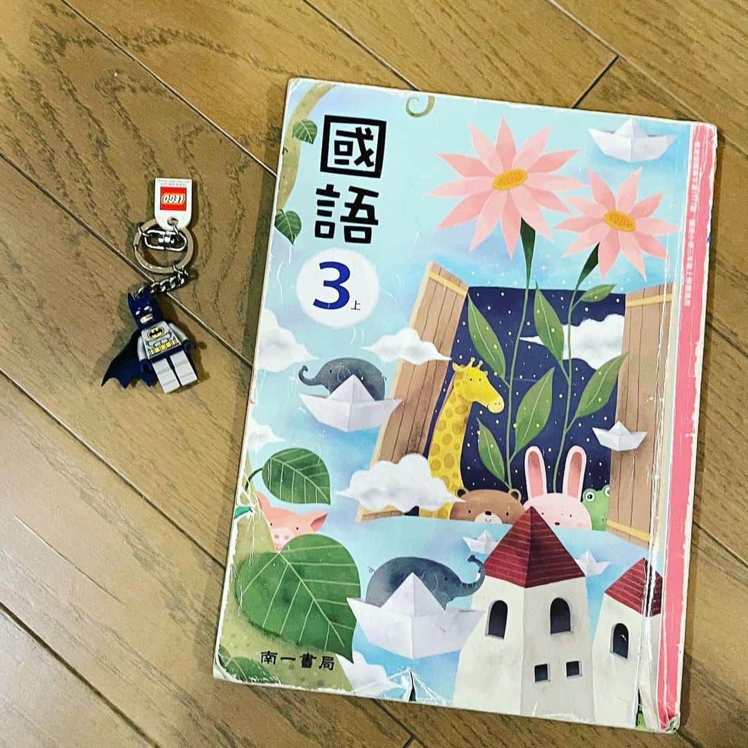 永田琴さんのインスタグラム写真 - (永田琴Instagram)「台湾玉手箱が届きました❣️ 台湾の大好きなモノ、気になってたモノ、 たくさん詰まってました。愛だね、愛❤️ 台湾の息子からは、小学三年生の教科書とバッドマンキーホルダー😆 お気遣いに感謝🥰勉強します！！最近漢字書いてないのバレたかな。。。」12月2日 11時20分 - kotton88