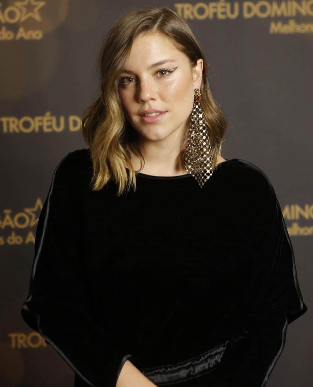 Alice Wegmannのインスタグラム：「todo ano fazendo essa retrospectiva de lookinhos pra celebrar a grande responsável por eles, @patriciazuffa! minha mama foda que sempre foi generosa, cuidadosa e atenciosa comigo. essa sagitariana fogosona e criativa, amiga de ligar de madrugada enquanto espera o ifood e alimenta os gatos, a dona das melhores figurinhas do zap e chic de doer. obrigada por tudo mama, feliz aniversário e um ano inspirador e cheio de coragem pra você 🖤🏹」