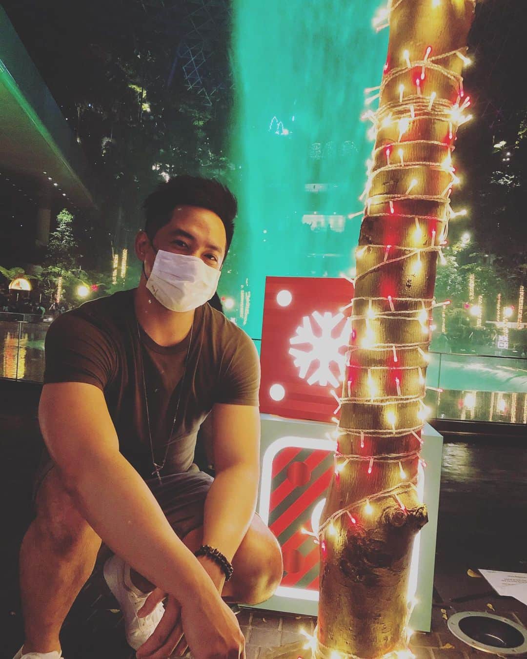 ヒューバートのインスタグラム：「Walking around the Jewel fountain and trying to find good lighting for a photo lol. CAN YOU BELIEVE ITS DECEMBER ALREADY?!?!  📸: @zuhaozuhao」