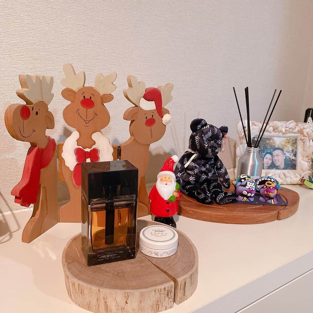 岡村咲さんのインスタグラム写真 - (岡村咲Instagram)「我が家もクリスマス気分全開で12月を迎えました🎄このトナカイさんは、私の母が、私が小学生の頃作ってくれたトールペイント作品です❤️他にもたくさんの作品を作ってくれていて、季節に合わせて自宅に飾っています♪(これのサンタさんは洗面所に居てくれてます) 話は変わりますが、大好きな季節である、10.11.12月。特にクリスマスも控えてるワクワクドキドキ浮かれまくっちゃうはずの今、ステロイドの減薬からなんだか体調も、気持ちも…😔何かに没頭できている時間はいいんですが、それが終わった途端にもう体もバキバキ、頭は痛いし、痒いし髪の毛抜けるし。散々です😂クリスマスと夫の誕生日が近いので、近くのホテルで食事する約束をしていましたが、コロナも増えてて、行くのやめようかと。減薬してからは、病院以外全く出歩いてない約1ヶ月だったから、なんだか孤独な1ヶ月でした😭やっぱり出かけないと気持ちも上がらないし、予定がないと毎日フラット過ぎて💦外に出れなかった分、クリスマスは、自宅で盛大に祝わせてもらおうと思います!!!太陽に当たらないのも、流石に人間として、健康じゃなくなりますね💦ちょっと暗いお話しでした😭同じSLEの方から、私も今同じことで悩んでます、と言う方も居るようなので、なんとか、一緒に乗り越えましょうね😭 #全身性エリテマトーデス」12月2日 11時43分 - sakiokamura_official