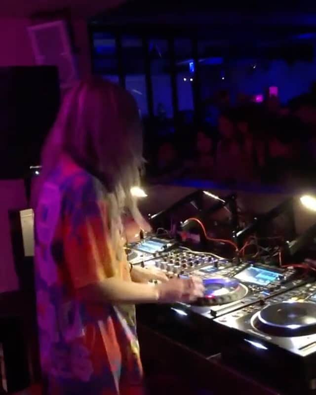 アリソン・ワンダーランドのインスタグラム：「bringing this transition back because I miss u all」