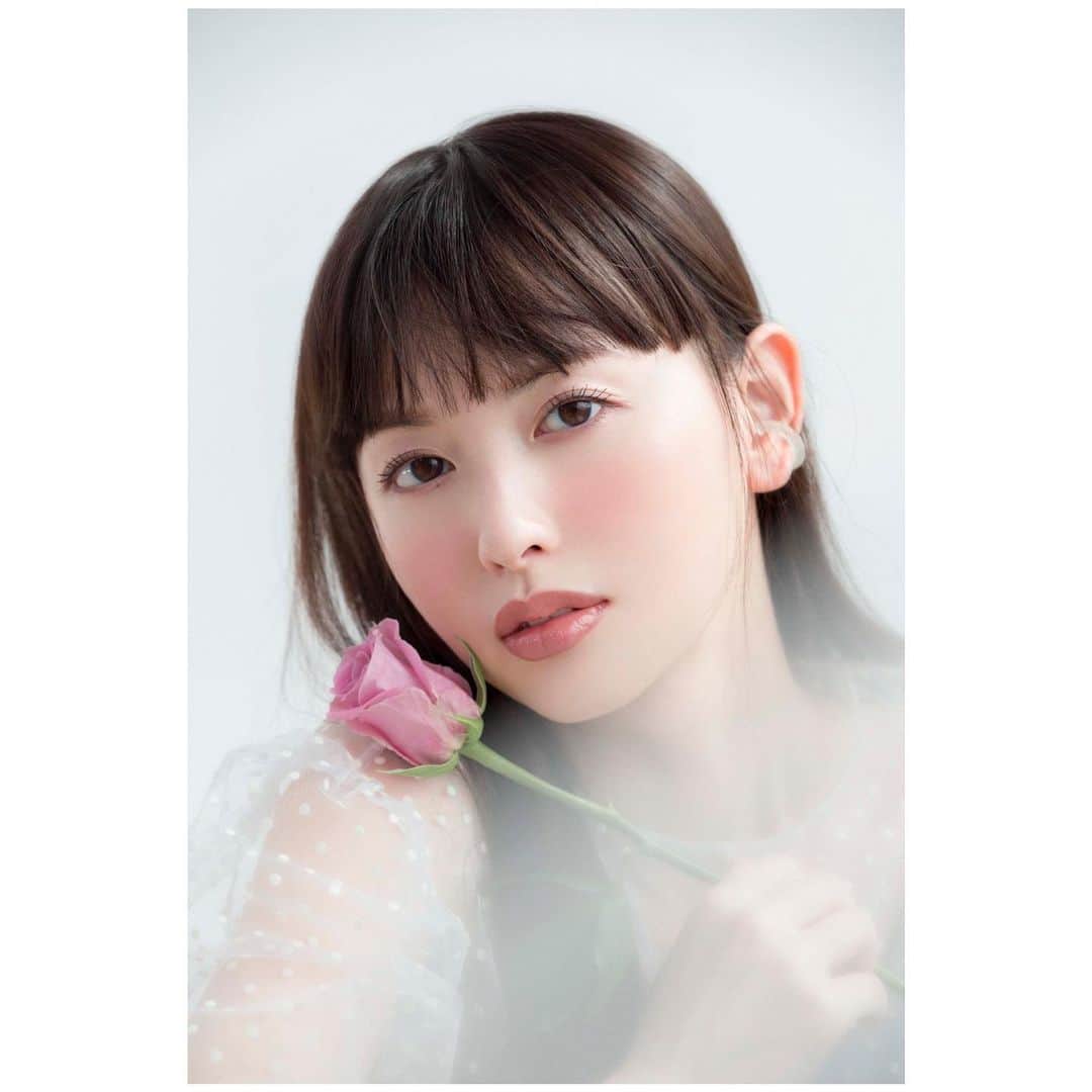 寺田茉布のインスタグラム：「MAQUIA1月号 @maquia.magazine @ladureejapon @emisuzuki_official @paku_chan @mar_it」