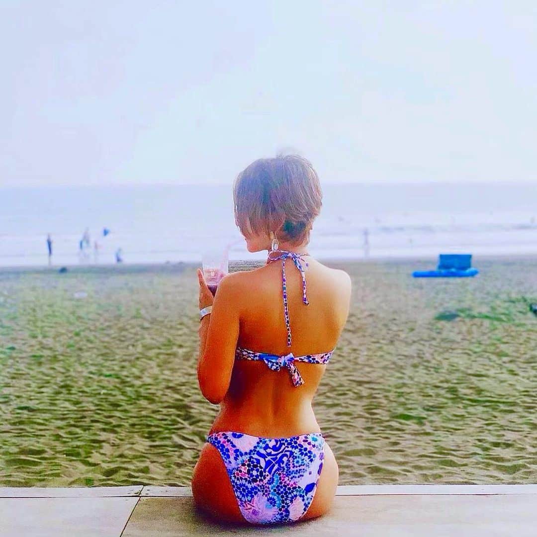 中山千恵子のインスタグラム：「また肌焼こうかな🌺  #日焼け#黒肌#江ノ島#海の家#summer#ショートヘア#bikini#happy」