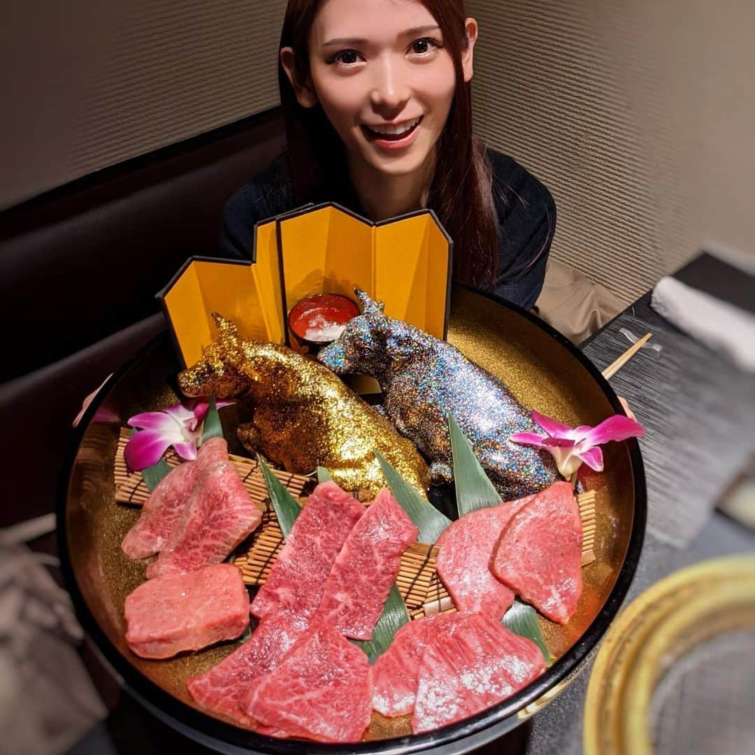 大見さなえさんのインスタグラム写真 - (大見さなえInstagram)「バブリーなブルズ盛り💃🥩💓 『麻布十番 焼肉 #BULLS 』①﻿ 一気にバブリーな時代に戻ったかのような﻿ インパクトあるお料理が続々と登場😎﻿ ﻿ その中でもブルズ盛りは﻿ 白い煙がもくもくと玉手箱のようにお肉が現れてます👴🥩💭 ﻿ ﻿ 極上黒毛和牛を料理長厳選した盛り合わせで この日は黒タン、ヒレ、ミズジ、ハラミ、クリ🥓﻿ 特に厚切りの黒タンがザクッと噛み心地よさと﻿ 柔らかさがたまらんやった🤤💓﻿ ﻿ そしてお肉を食べている途中に﻿ 松茸の土鍋ご飯が登場😍 ﻿ 秋の季節限定🍁﻿ 炊きたてのご飯に、松茸は香りを損ねない技術で﻿ 香り高い松茸を堪能できた(*´꒳`*)﻿ 松茸ご飯はお持ち帰りもできます🍚﻿ ﻿ 店内はシックな雰囲気で個室あり！﻿✨ 外はペット可のテラス付き🐶(暖房器具おいてあった🔥)﻿ なのも嬉しいポイント📝﻿ ﻿ ーーーーーーーーーーーーーーー﻿ ﻿ コース内容﻿ •雲丹ユッケ﻿ •大判サーロインの炙り握り﻿ •プレミアムタン﻿ •ブルズ盛り﻿ •松茸の土鍋ごはん(お持ち帰りあり)﻿ •トリュフ入り炙り上ミズジ﻿ •抹茶アイスの白玉ぜんざい最中﻿ ﻿ #麻布十番グルメ #ブルズ #麻布十番焼肉bulls﻿」12月2日 12時01分 - tabe_megumi