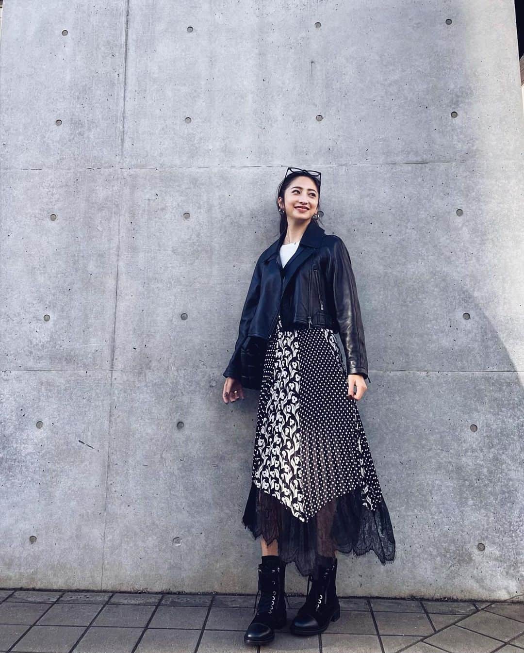 のインスタグラム：「． 全身version♡ 目が悪すぎて頭に眼鏡も🤓笑 ． riders jacket/skirt... @diagramofficial ． スカートはブラウンもあって 珍しいカラーで可愛いかった♡ ． 3枚目レースの感じが1番伝わるかも！ レースからチラ見え👀を生かして 冬はブーツやタイツ合わせても良いし 春はパンプスなど合わせて使えそう😎✨ ． 昨夜は寒くて今年初の暖房🍢♨️ ． #diagram #gracecontinental #ダイアグラム #グレースコンチネンタル」