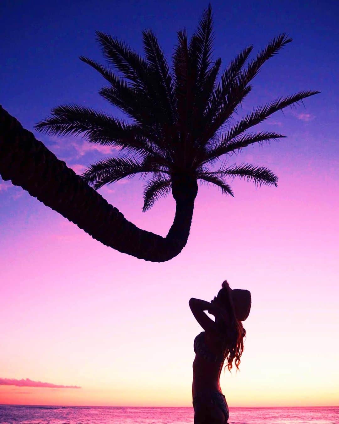 shihoのインスタグラム：「💗🌴💗🌴💗 ・ Hawaiiの美しい空から美しい海に 太陽が沈むその瞬間も大好きだけど、 太陽が沈んだあともとってもすき♡ ・ その日の天候で 毎日空の表情が違うのも サンセットの見どころの一つ。 Hawaiiのサンセット、、恋しーーい🥺笑💗 ・ #hawaii#islandofoahu#oahu#ハワイ#trip #オアフ島#travel#loco_hawaii#travel_jp #funtorip#タビジョ#旅MUSE#genic_travel #genic_mag#たびねす#旅行#genic_hawaii #sunsetbeach#northshore#beach#oahuhawaii #tabijyomap_hawaii#lealeahawaii#2020」