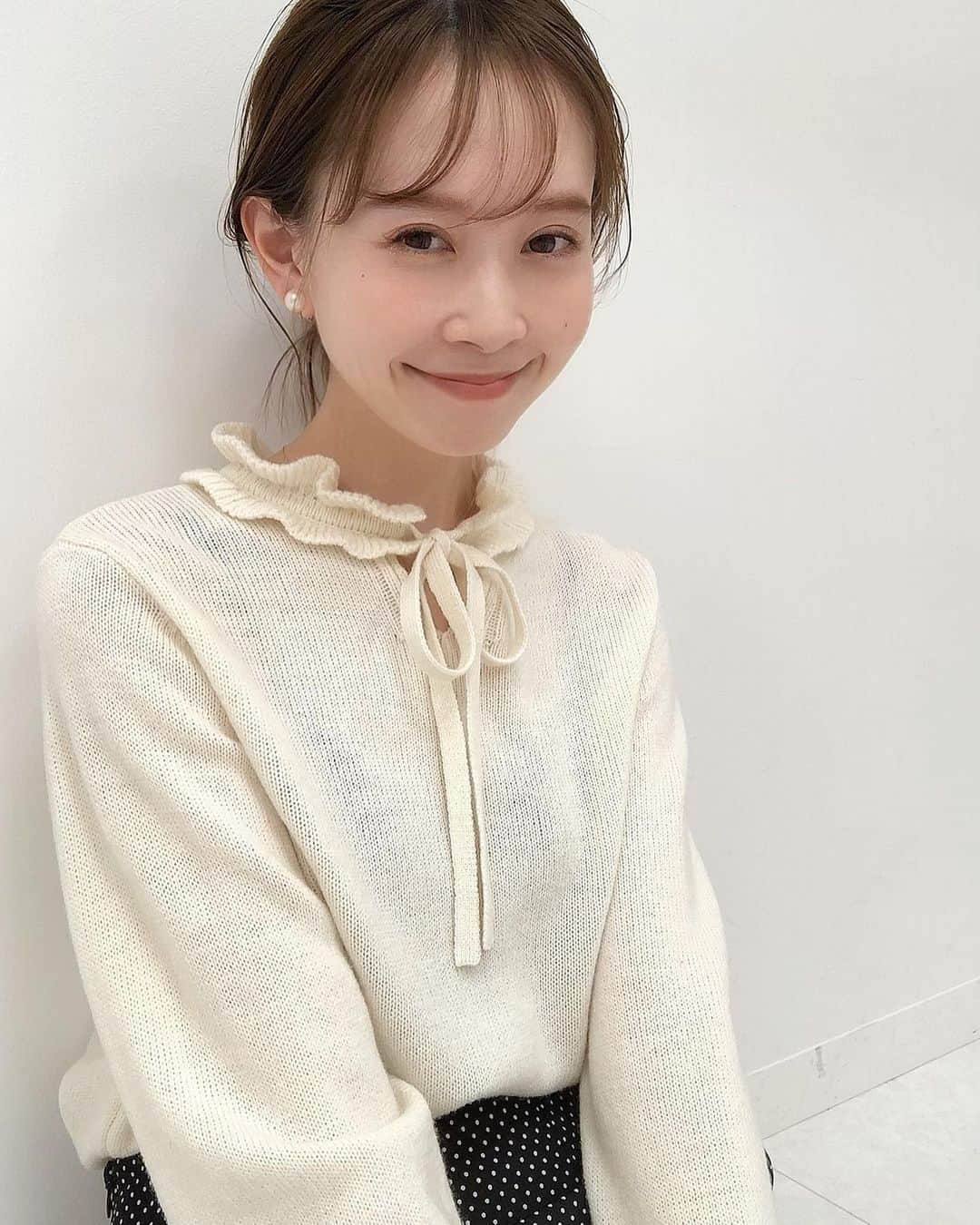 はれこのインスタグラム：「SLOBEの新作ニット🍓♡ ほんのりクリームっぽい色でめっちゃかわいい🍨 . SLOBEのお洋服を買うときは新宿店に行きます🐣 もう30歳だけど、 "ヤングカジュアル"と言われる部分のブランドがやっぱり好きみたい🥰 . #slobeiena #iena #baycrews #ベイクルーズ #はれここれ買う #はれここれ買った」