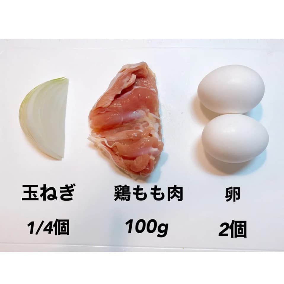 4yuuu!さんのインスタグラム写真 - (4yuuu!Instagram)「. 日本人ならみんな大好き「親子丼🥢」 難しそうな料理も、材料3つ＆電子レンジで簡単に作れてしまうんです🤣 早速、作ってみた様子をご覧ください👀❗️ ＝＝＝＝＝＝＝＝＝＝＝＝＝＝＝＝＝＝＝＝＝＝＝＝＝ 【材料】 玉ねぎ　1/4個 鶏もも肉　100g 卵　2個  【作り方】 ①下準備 ・玉ねぎは薄切り、鶏もも肉はひと口大にカットして耐熱容器に入れ、調味料を投入 ②電子レンジで加熱 ③卵1個分を投入し40秒加熱 ④再度、卵1個分を投入し40秒加熱 ⑤完成！ ﻿＝＝＝＝＝＝＝＝＝＝＝＝＝＝＝＝＝＝＝＝＝＝＝＝＝＝ 今回は、半熟仕様に作りましたが、熱の通し具合で様々な仕上がりにすることができます👆 ダイエット中……💦なんて方は、ごはんの代わりに豆腐を使うのもおすすめ👆 料理が苦手という方にこそ作ってほしい簡単レシピ📚 ぜひ、一度チャレンジしてみてくださいね😘  #4yuuu #時短レシピ#アレンジレシピ#手作りレシピ #手作り #簡単レシピ #手作りごはん #ランチ #おうちごはん  #子供のいる暮らし #おうちごはん#おうちじかん #簡単おかず #簡単レシピ#ヘルシー#ヘルシーメニュー #簡単#簡単ごはん#節約#親子丼#たまご#卵#レンジ#玉子#レンチン#時短#料理#絶品#材料3つ #コスパ」12月2日 11時55分 - 4yuuu_com