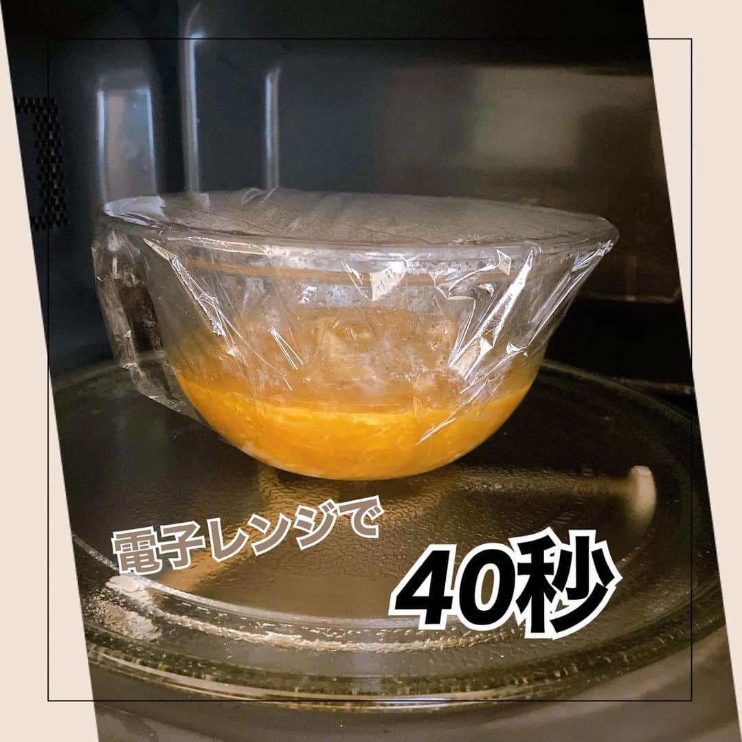 4yuuu!さんのインスタグラム写真 - (4yuuu!Instagram)「. 日本人ならみんな大好き「親子丼🥢」 難しそうな料理も、材料3つ＆電子レンジで簡単に作れてしまうんです🤣 早速、作ってみた様子をご覧ください👀❗️ ＝＝＝＝＝＝＝＝＝＝＝＝＝＝＝＝＝＝＝＝＝＝＝＝＝ 【材料】 玉ねぎ　1/4個 鶏もも肉　100g 卵　2個  【作り方】 ①下準備 ・玉ねぎは薄切り、鶏もも肉はひと口大にカットして耐熱容器に入れ、調味料を投入 ②電子レンジで加熱 ③卵1個分を投入し40秒加熱 ④再度、卵1個分を投入し40秒加熱 ⑤完成！ ﻿＝＝＝＝＝＝＝＝＝＝＝＝＝＝＝＝＝＝＝＝＝＝＝＝＝＝ 今回は、半熟仕様に作りましたが、熱の通し具合で様々な仕上がりにすることができます👆 ダイエット中……💦なんて方は、ごはんの代わりに豆腐を使うのもおすすめ👆 料理が苦手という方にこそ作ってほしい簡単レシピ📚 ぜひ、一度チャレンジしてみてくださいね😘  #4yuuu #時短レシピ#アレンジレシピ#手作りレシピ #手作り #簡単レシピ #手作りごはん #ランチ #おうちごはん  #子供のいる暮らし #おうちごはん#おうちじかん #簡単おかず #簡単レシピ#ヘルシー#ヘルシーメニュー #簡単#簡単ごはん#節約#親子丼#たまご#卵#レンジ#玉子#レンチン#時短#料理#絶品#材料3つ #コスパ」12月2日 11時55分 - 4yuuu_com