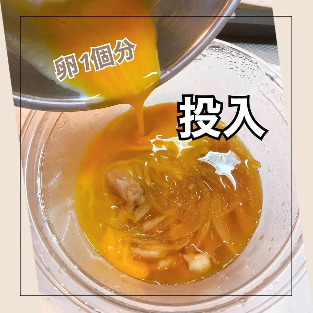 4yuuu!さんのインスタグラム写真 - (4yuuu!Instagram)「. 日本人ならみんな大好き「親子丼🥢」 難しそうな料理も、材料3つ＆電子レンジで簡単に作れてしまうんです🤣 早速、作ってみた様子をご覧ください👀❗️ ＝＝＝＝＝＝＝＝＝＝＝＝＝＝＝＝＝＝＝＝＝＝＝＝＝ 【材料】 玉ねぎ　1/4個 鶏もも肉　100g 卵　2個  【作り方】 ①下準備 ・玉ねぎは薄切り、鶏もも肉はひと口大にカットして耐熱容器に入れ、調味料を投入 ②電子レンジで加熱 ③卵1個分を投入し40秒加熱 ④再度、卵1個分を投入し40秒加熱 ⑤完成！ ﻿＝＝＝＝＝＝＝＝＝＝＝＝＝＝＝＝＝＝＝＝＝＝＝＝＝＝ 今回は、半熟仕様に作りましたが、熱の通し具合で様々な仕上がりにすることができます👆 ダイエット中……💦なんて方は、ごはんの代わりに豆腐を使うのもおすすめ👆 料理が苦手という方にこそ作ってほしい簡単レシピ📚 ぜひ、一度チャレンジしてみてくださいね😘  #4yuuu #時短レシピ#アレンジレシピ#手作りレシピ #手作り #簡単レシピ #手作りごはん #ランチ #おうちごはん  #子供のいる暮らし #おうちごはん#おうちじかん #簡単おかず #簡単レシピ#ヘルシー#ヘルシーメニュー #簡単#簡単ごはん#節約#親子丼#たまご#卵#レンジ#玉子#レンチン#時短#料理#絶品#材料3つ #コスパ」12月2日 11時55分 - 4yuuu_com