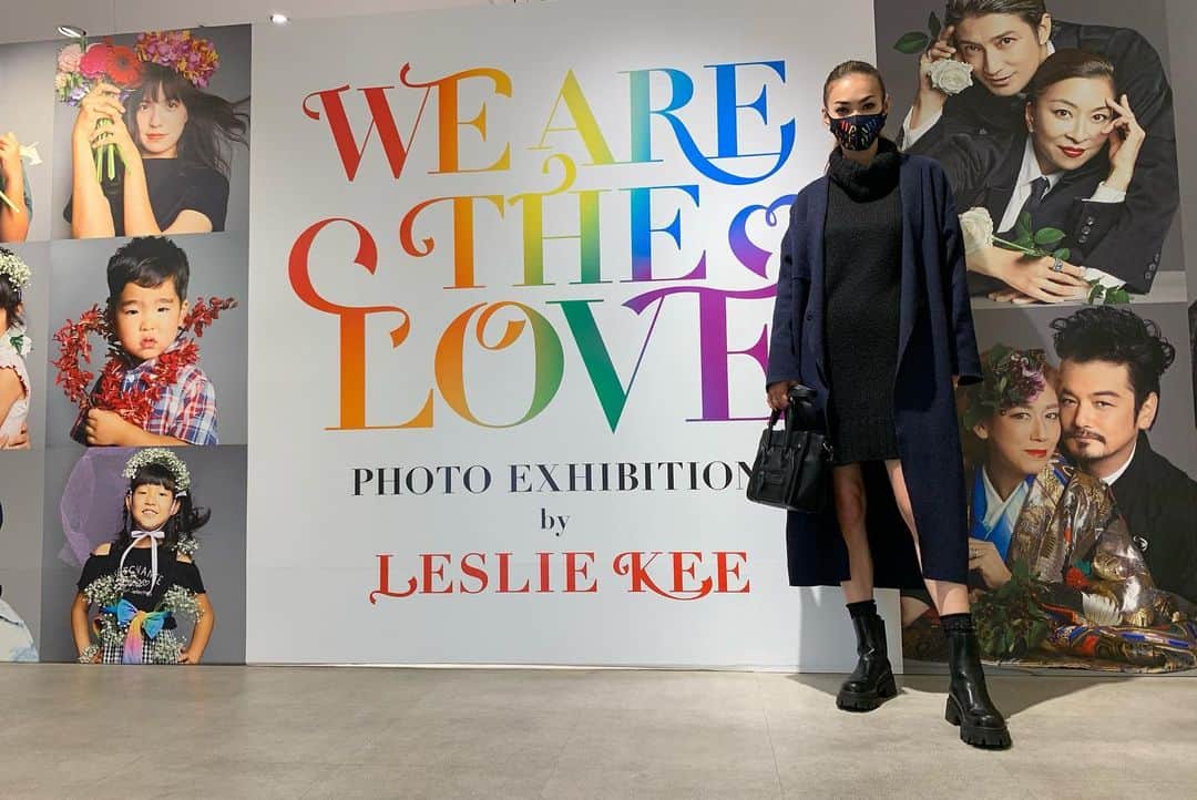 美馬寛子のインスタグラム：「写真家LESLIE KEEの「命の大切さ、生きる美しさ」を伝える写真展「We Are The Love PHOTO EXHIBITION by LESLIE KEE」が、 2020年12月6日（日）まで渋谷マルイ6Fイベントスペースにて開催されています📸  人種、国籍、性別すべてを乗り越えた、愛に満ち溢れたプロジェクト「We Are the Love〜いいふうふの愛の力で世界を変える〜」の一企画として開催されている写真展は、 Children、Nature、Couple Love、Super Loveの4つのブロックに分かれ、これまで撮影した写真を展示する他、未発表の写真や本展示のために撮り下ろした写真が約150点展示！✨  Joshua Vincent Ogg＆Leslie Keeをはじめ、真矢ミキ＆西島数博、LiLiCo＆小田井涼平、アンミカ＆Theodore Miller、ジョンカビラ夫妻、哀川翔夫妻、そしてわたしたち夫婦も参加させて頂きました🥰  愛と平和に溢れたエキシビョンに、是非足を運んでみてください😊  #いいふうふの日 #wearethelove #equality  #LGBTQ #tokyo #japan #togetherstronger #respect #exhibition #photographer #photography #art」