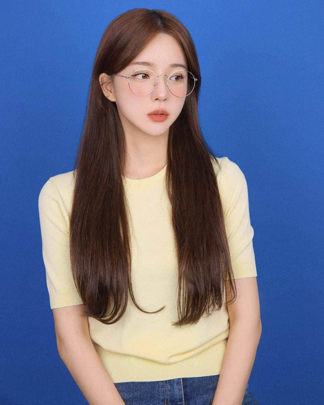 ユン・アラのインスタグラム：「일년전의 붙임머리 아라시절 지금은 제 머리길이가 딱 저만큼이에요 😂😂 빠르게 자라죠..?  깃털 안경 오픈이에요!  오늘 하루동안만 진행되구요 🙏🏻 한정수량이라, 색상별로 조기 품절 있을 수 있어요! 요거는 참고로 실버색상 🤍  아쉽게 놓치셨던 분들 오늘은 꼭 놓치지 마시고 구매해주세요ㅠㅠ  프로필 링크 클릭 💫」