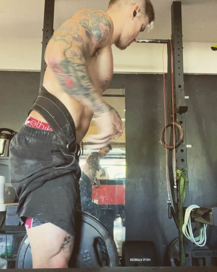 ザッキー・ヴェンジェンスのインスタグラム：「Been staying really focused on my training, consistently adding weight and gaining strength through @dsutraining programming. Up 19 lbs on my weighted negative pull-ups. 💪🏼 #pullups #56lbs #tattoos #garagegym」