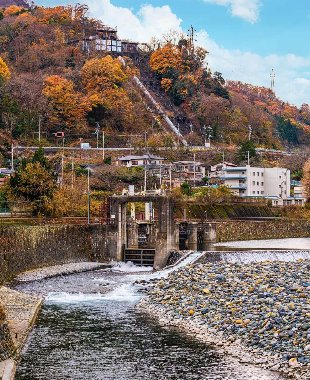 東京電力ホールディングス株式会社さんのインスタグラム写真 - (東京電力ホールディングス株式会社Instagram)「八ツ沢発電所(2019年12月撮影) Yatsuzawa Power Station 八ツ沢発電所施設は、桂川にほぼ平行して東西に延びる水路式発電所施設です。2005年に、国の重要文化財に指定されました。  #東京電力 #東電 #tepco #山梨県 #yamanashi #八ツ沢発電所 #水力発電所 #発電所 #再生可能エネルギー #紅葉狩り #情景 #何気ない景色 #景色写真 #自然好き #重要文化財 #日本風景 #日本の美しい風景 #美しい風景 #ファインダー越の風景 #秋の風景 #誰かに見せたい景色 #写真散歩 #nature_photo #autumnleaves #travel_japan #special_shot_ #hydroelectric #renewablepower #powerplant #powerstation」12月2日 12時02分 - tepco.official