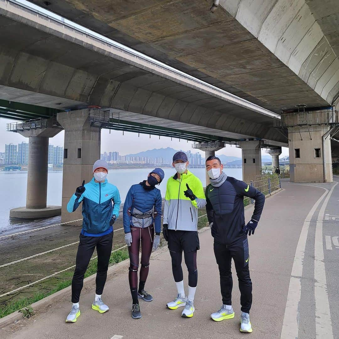 ジヌションさんのインスタグラム写真 - (ジヌションInstagram)「🏃‍♂️ 일출 러닝 오늘은 오랜만에  아직 이름 못정한 러닝크루 모여서 가볍게 10km 😁 #이영표 #이시영 #조원희 #아직이름못정한러닝크루」12月2日 12時03分 - jinusean3000