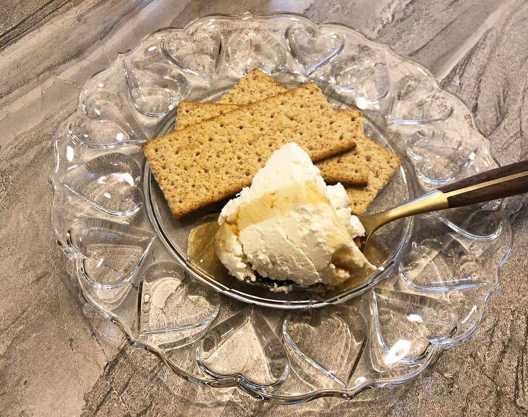 川戸沙羅のインスタグラム：「甘い物が食べたくなった時は🤔💭  ミズーラ全粒粉クラッカーにカッテージチーズを乗せて0カロリーメープルシロップが最近のお気に入り❤️  ヘルシースイーツ🍨🧁🍮🍫🍩  #sweets  #diet #bodymake #ヘルシーレシピ  #ヘルシースイーツ #ダイエット #ダイエット部  #全粒粉 #低脂肪 #高タンパク低カロリー  #ずぼら飯」