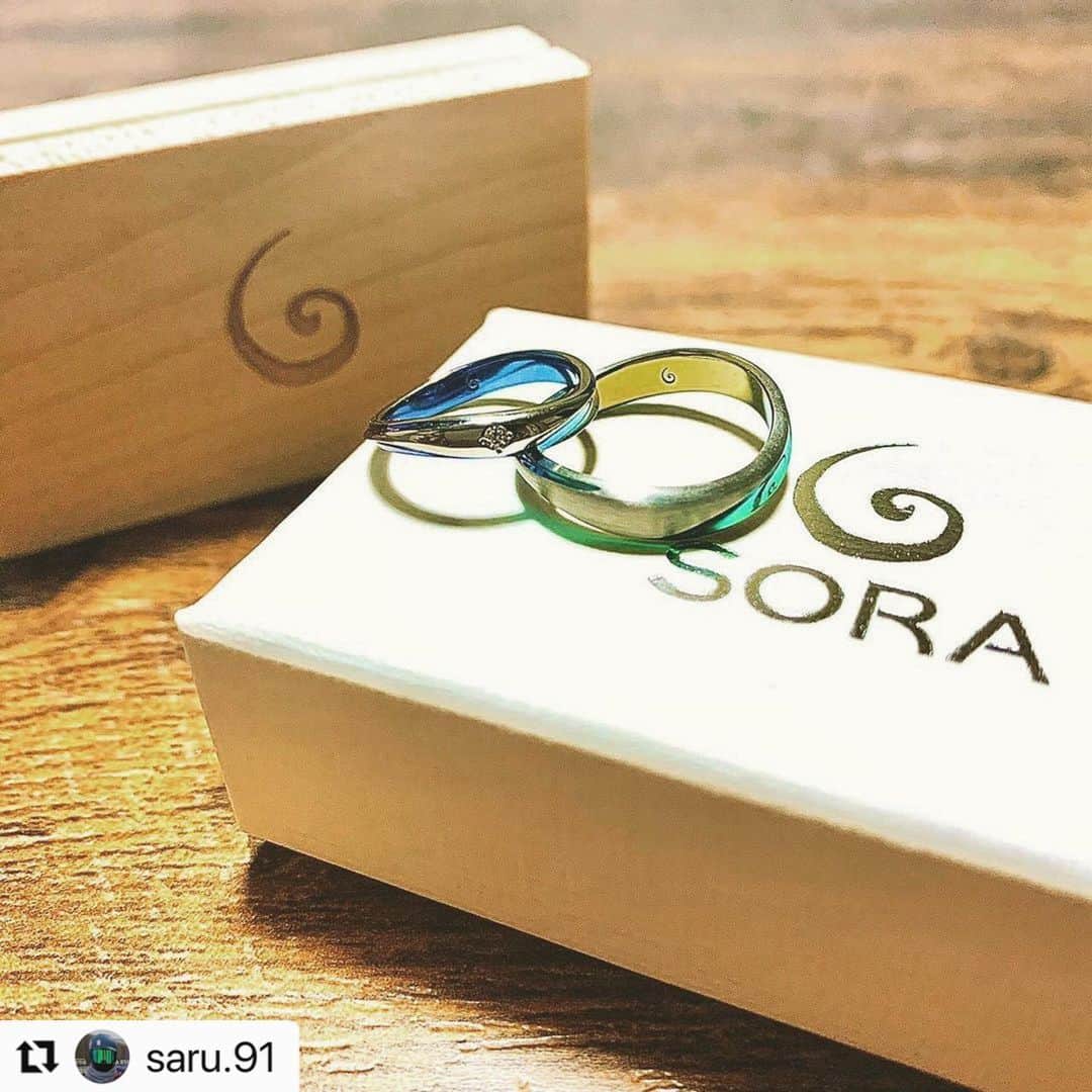 SORA ≪SORA表参道の公式アカウント≫のインスタグラム：「. ぜひ『 #結婚指輪sora 』のハッシュタグを入れて お写真を投稿してくださいね＊*  みなさんの素敵なご投稿は、 SORAの公式アカウントでご紹介いたします！  本日は @saru.91 さまの ご投稿をご紹介します♪  ･:*+.･:*+.･:*+.･:*+.･:*+.･:*･:  ちょっと指輪買うて籍入れてきてん。  ･:*+.･:*+.･:*+.･:*+.･:*+.･:*･:  素敵なご投稿をありがとうござました＊  #結婚指輪 #婚約指輪 #表参道 #オーダーメイド #オーダーメイドリング #オーダーメイドジュエリー #金属アレルギー #金属アレルギー対応  #レアメタル #鍛造 #結婚指輪探し  #マリッジリング #エンゲージリング #ブライダル #ウェディング #プレ花嫁 #bridal #wedding #jewelry #creative #design #japaneseart #madeinjapan #2020冬婚#2021wedding #2021春婚  #ジルコニウム #ジルコニウムカラー」